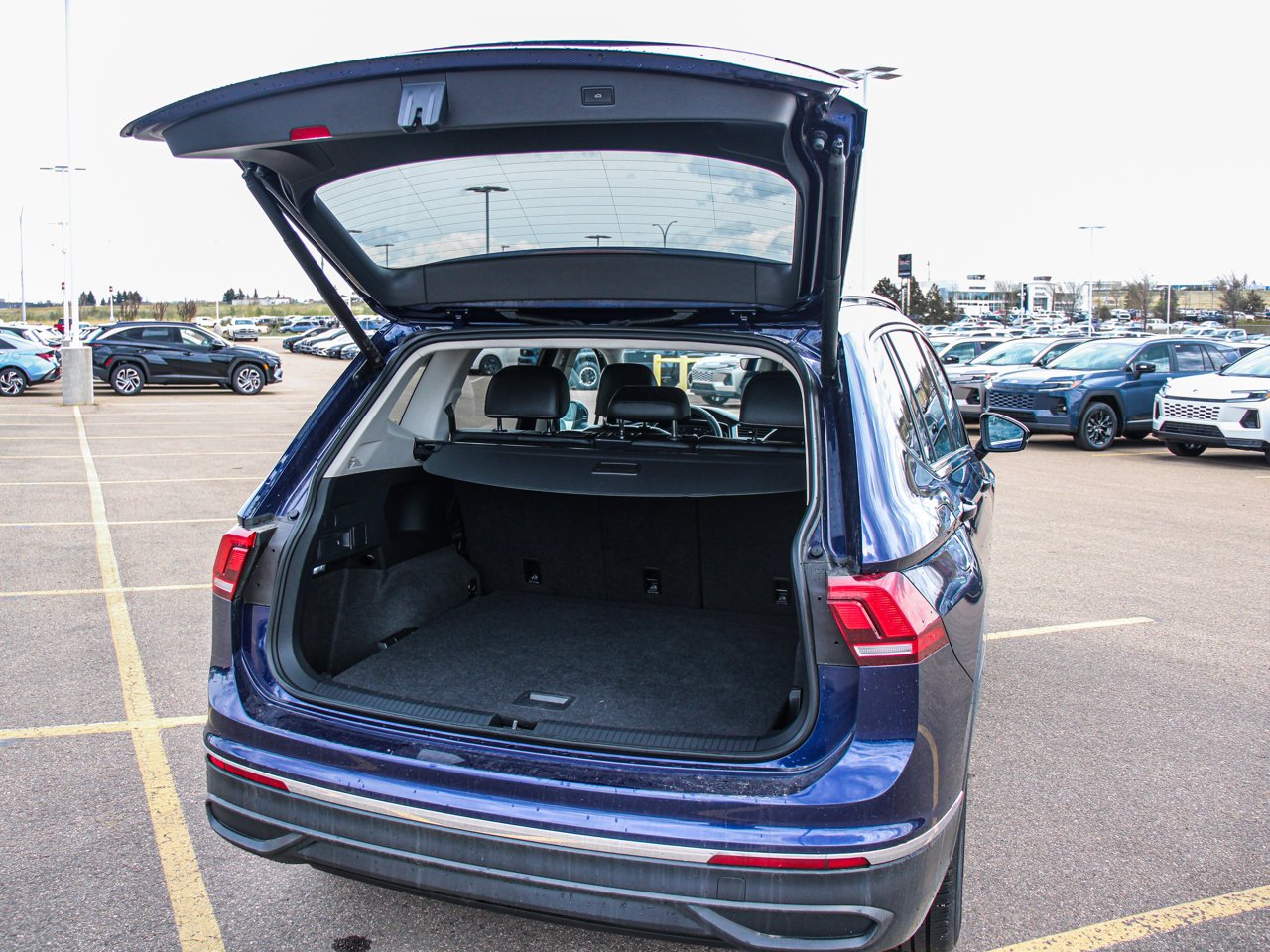 2024 Volkswagen Tiguan Comfortline 4MOTION Blue Sherwood Park - photo #7