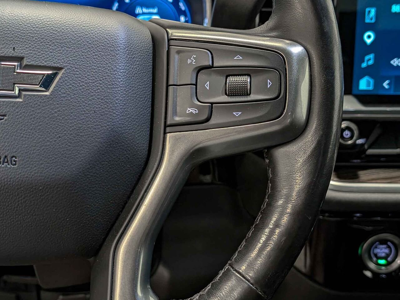 CHEVROLET Silverado 1500 RST 4WD Crew Cab Moteur V8 5.3L 6 Places 2022 Noir Sherbrooke - photo #13