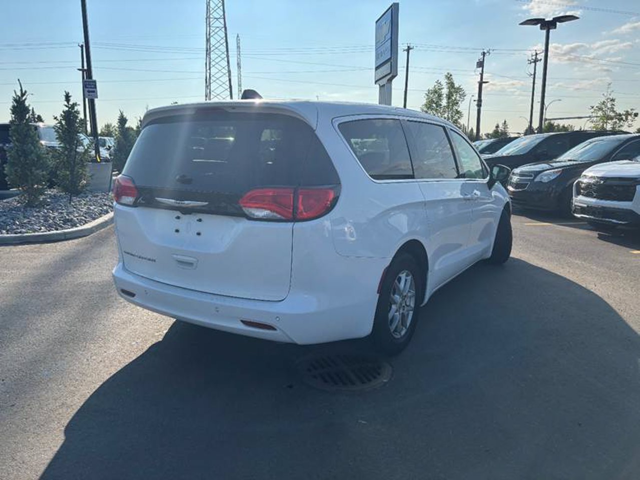 2024 Chrysler Grand Caravan SXT 2WD White Sherwood Park - photo #4