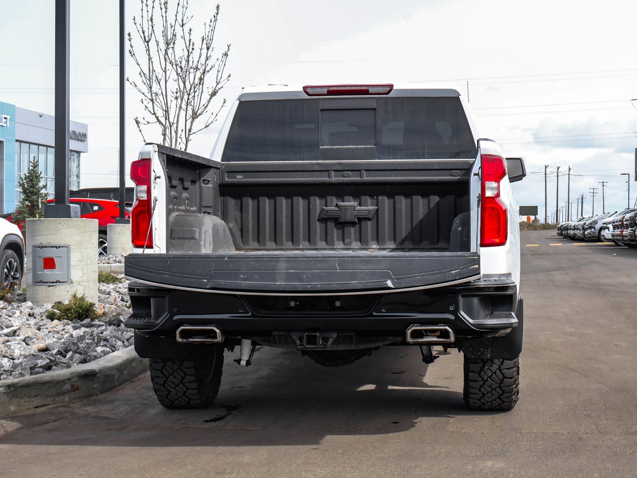 2022 Chevrolet Silverado 1500 4WD Crew Cab 147 LT Trail Boss White Sherwood Park - photo #8