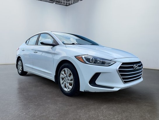2017 Hyundai ELANTRA Berline 4 portes, boîte manuelle, L White
