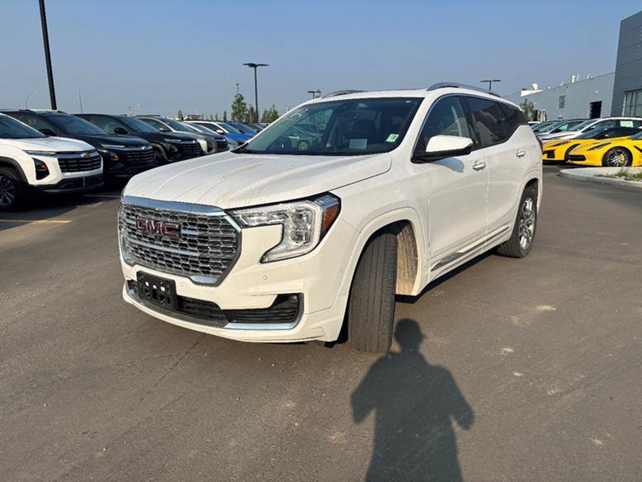 2022 GMC Terrain AWD 4dr Denali White Sherwood Park - photo #2