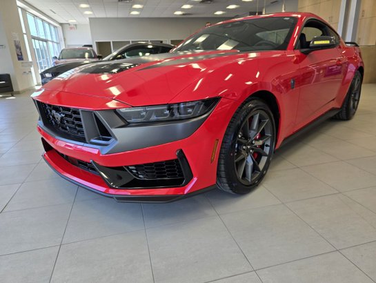 Ford Mustang 2025 Rouge course