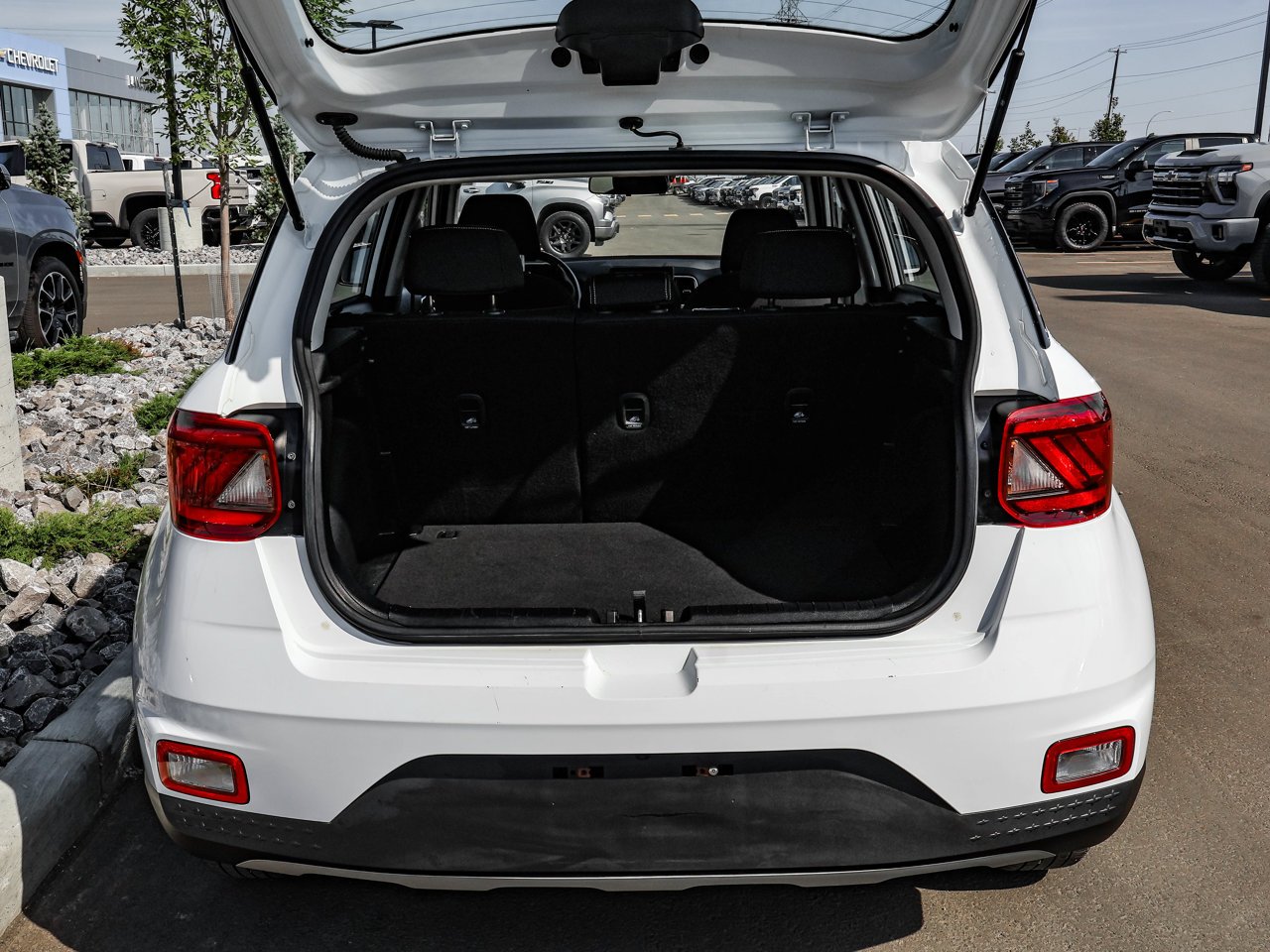2025 Hyundai Venue Preferred IVT White Sherwood Park - photo #8