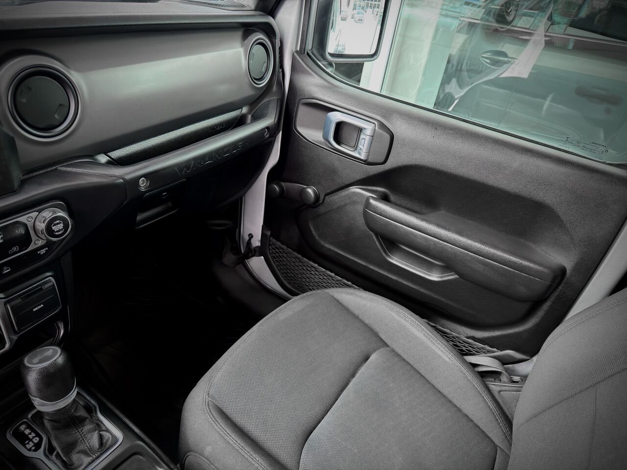2022 Jeep Wrangler Silver Notre-Dame-des-Prairies - photo #18