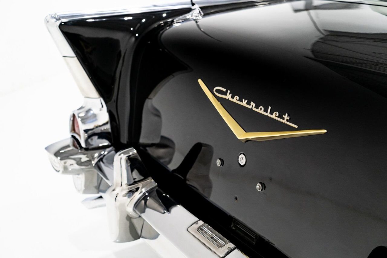 Chevrolet Bel Air Beautifully presented. Restored in desirable color combo | PRIX EN USD 1957 Noir Montréal - photo #5