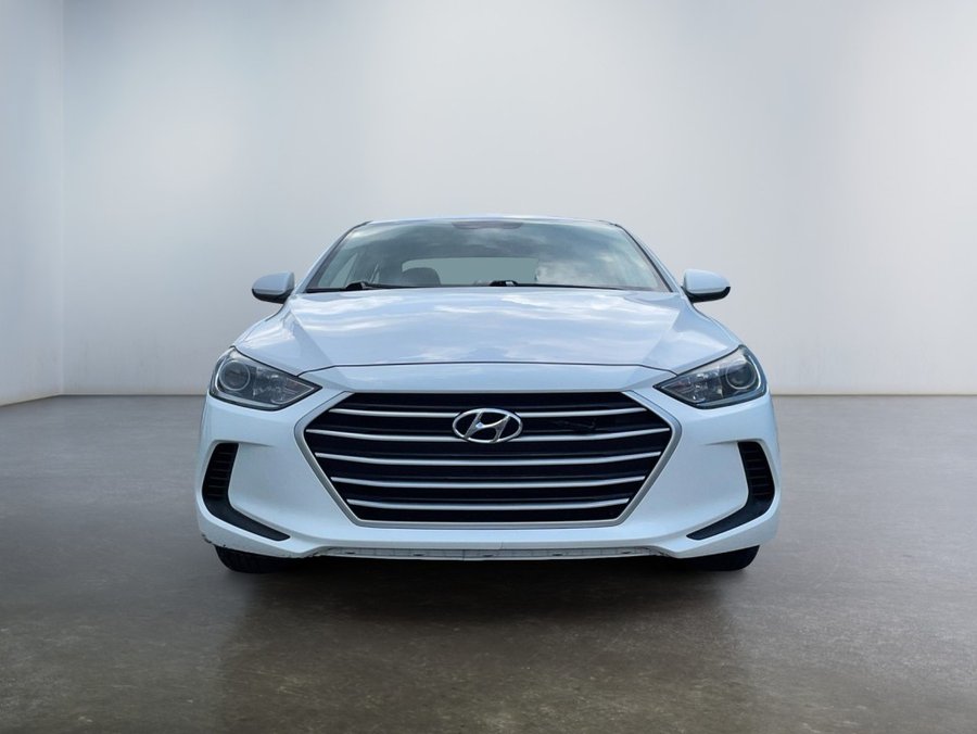 2017 Hyundai ELANTRA Berline 4 portes, boîte manuelle, L White