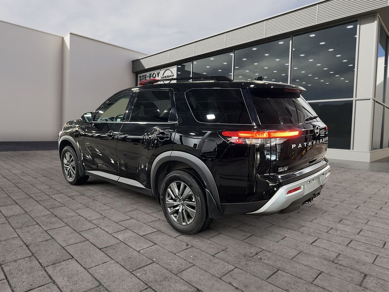 2024 Nissan Pathfinder Black Québec - photo #3