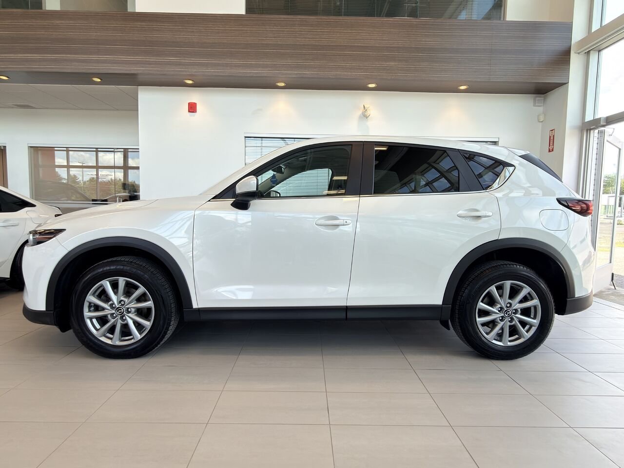 2024 Mazda CX-5 White Notre-Dame-des-Prairies - photo #6