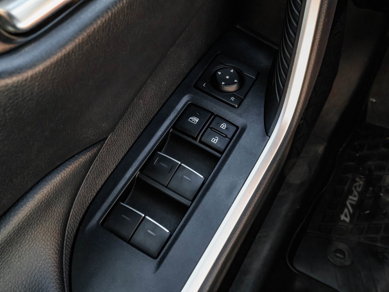 2024 Toyota RAV4 XLE AWD White Sherwood Park - photo #18