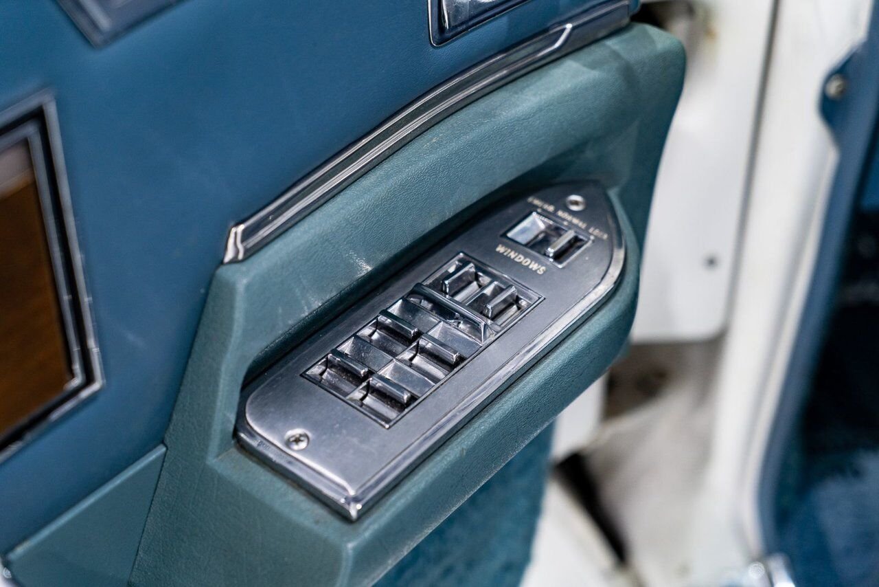 Cadillac Fleetwood **PRICE IN USD** Factory Limo dual AC with only 18,892 miles 1966 Blanc Montréal - photo #81