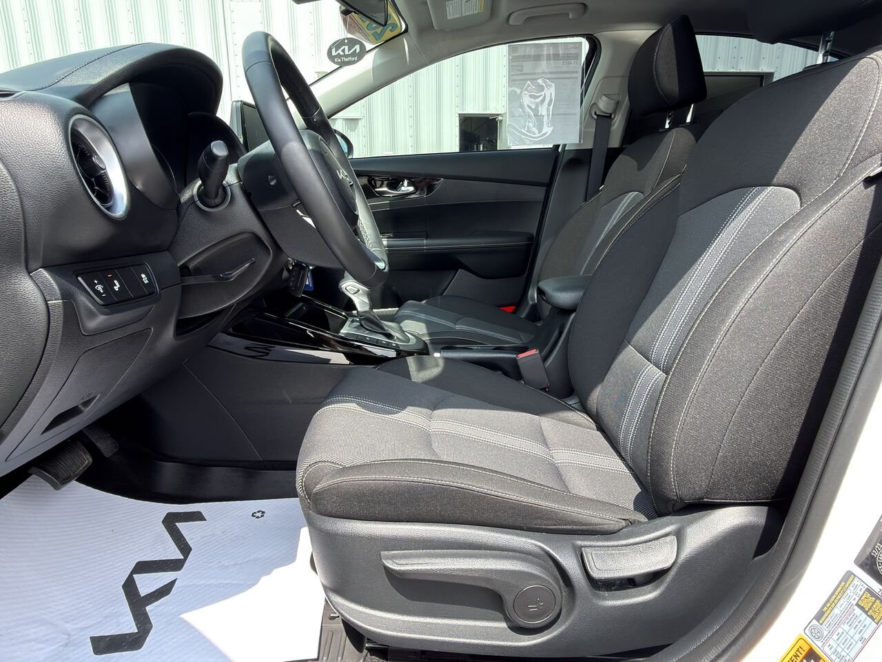 2024 Kia Forte White Thetford Mines - photo #10