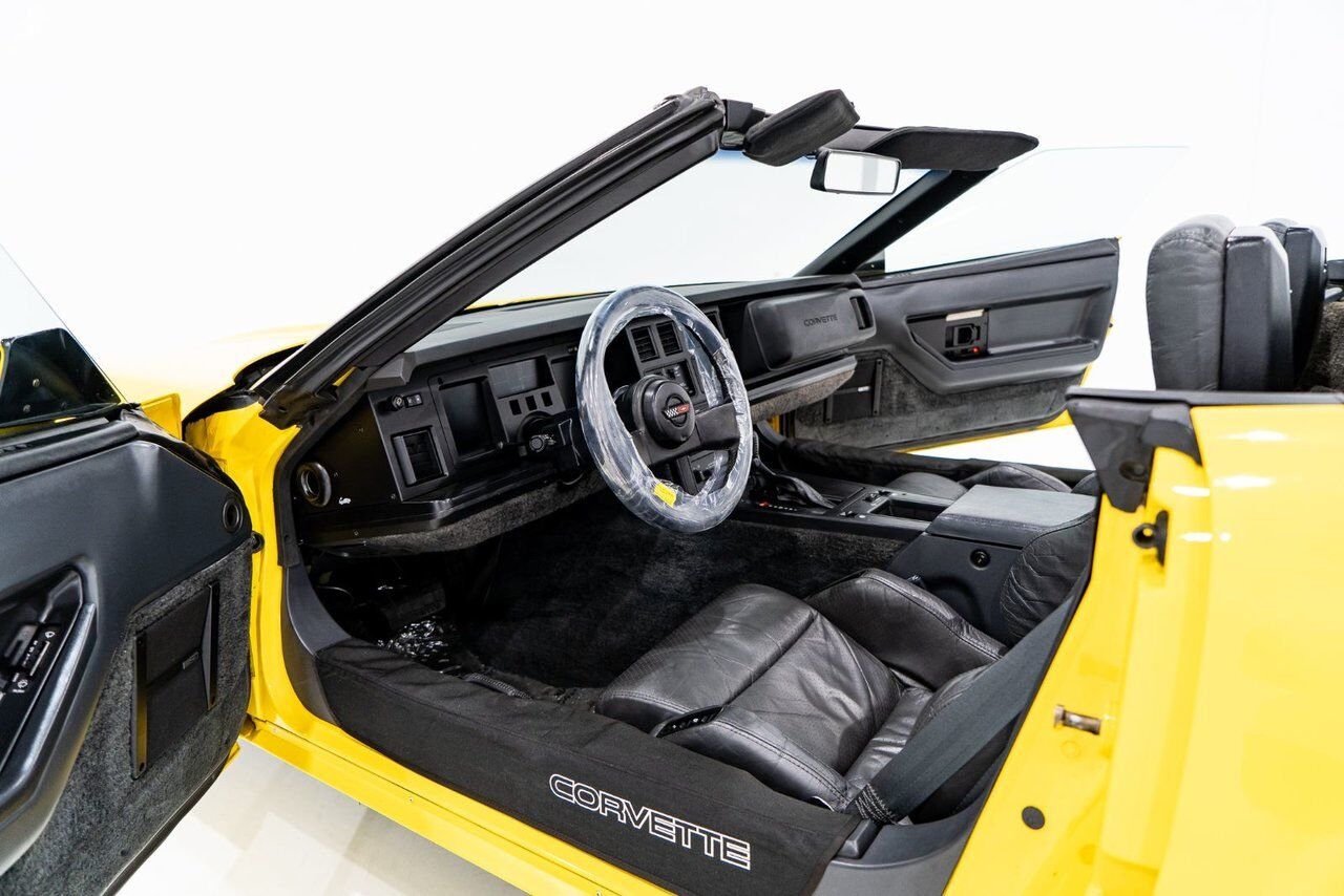 1986 Chevrolet Corvette Pace Car livery with only 17,380km (10,800miles) Yellow Montreal - photo #7