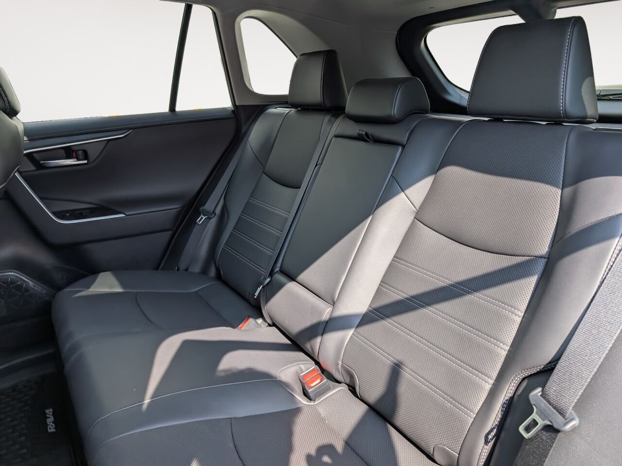 Toyota RAV4 Hybride hybride Limited/SIÈGES CHAUFFANTS ET VENTILLÉS/TOIT OUVRANT/VOLANT CHAUFFANT/SIÈGES EN CUIR/AC 2024 Frisson glacé nacré Sherbrooke - photo #7