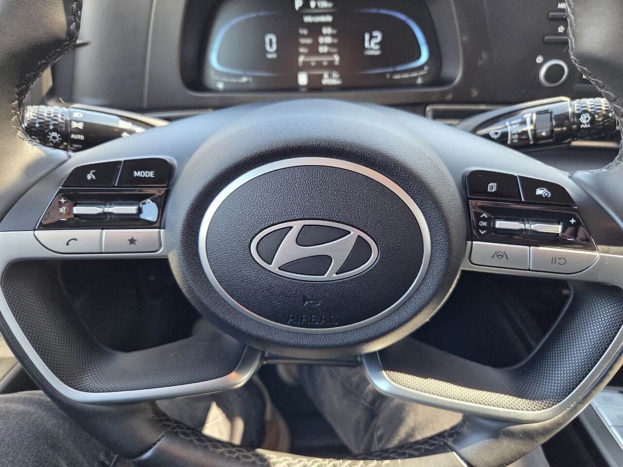 2024 Hyundai Elantra White Rouyn-Noranda - photo #17