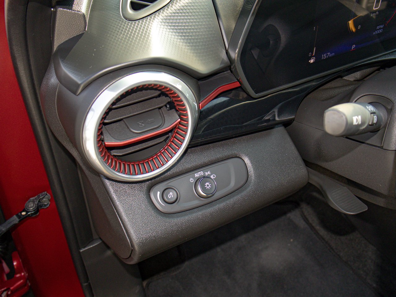 2025 Chevrolet Trax FWD 4dr 2RS Red Sherwood Park - photo #19