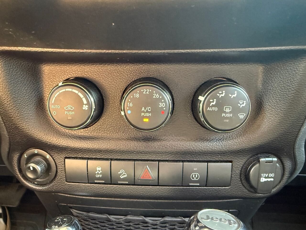 2017 Jeep Wrangler Unlimited Modèle Sahara 4 portes traction intégrale Red Châteauguay - photo #15
