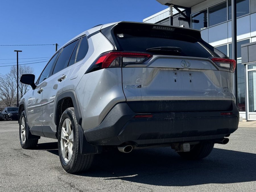 Toyota RAV4 XLE 2021 2021 Gris