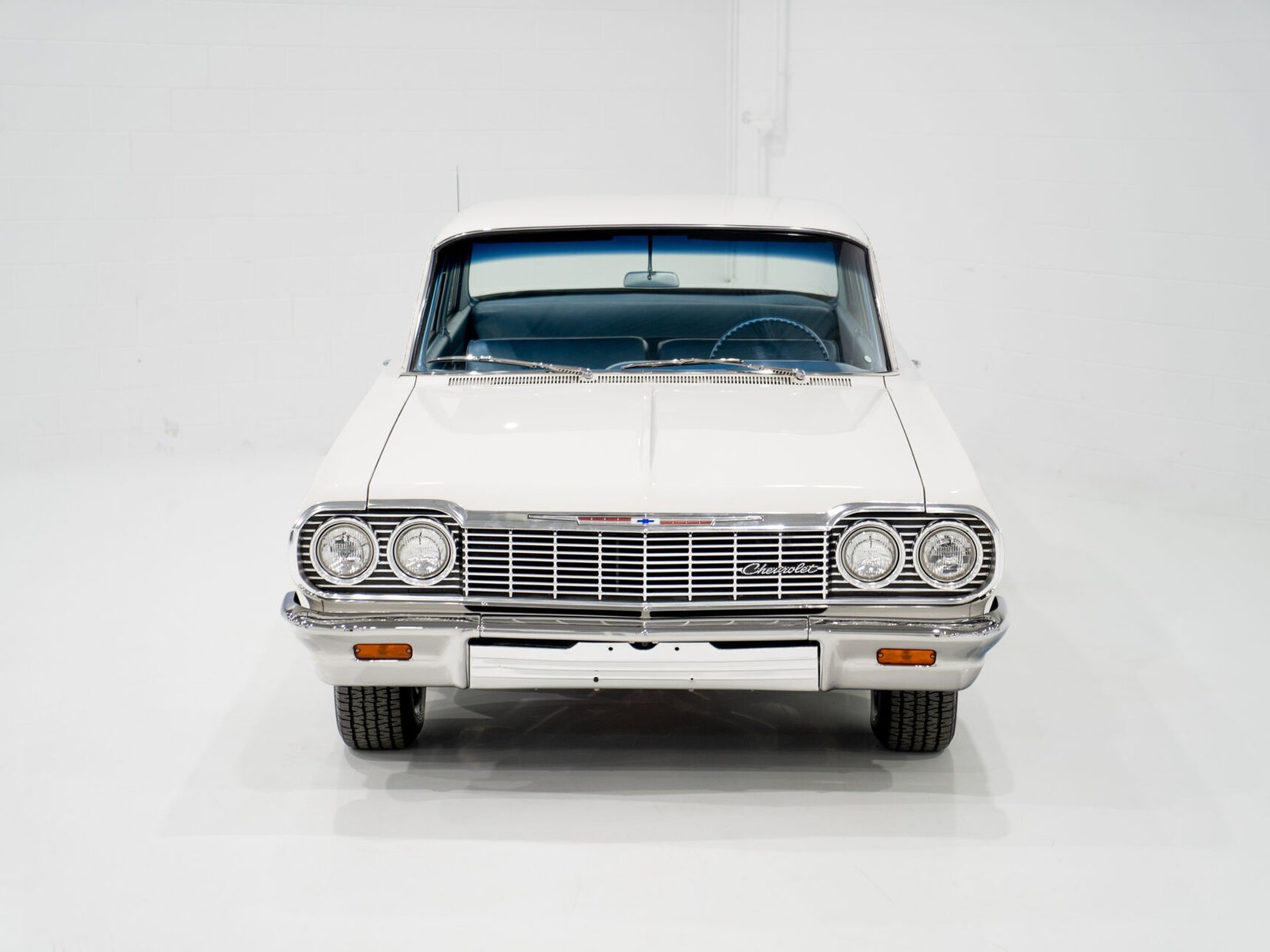 Chevrolet Biscayne Matching 409 / 425HP Transmission 4 Vitesse Complètement Entièrement restauré **PRIX EN USD** 1964 Blanc Montréal - photo #2
