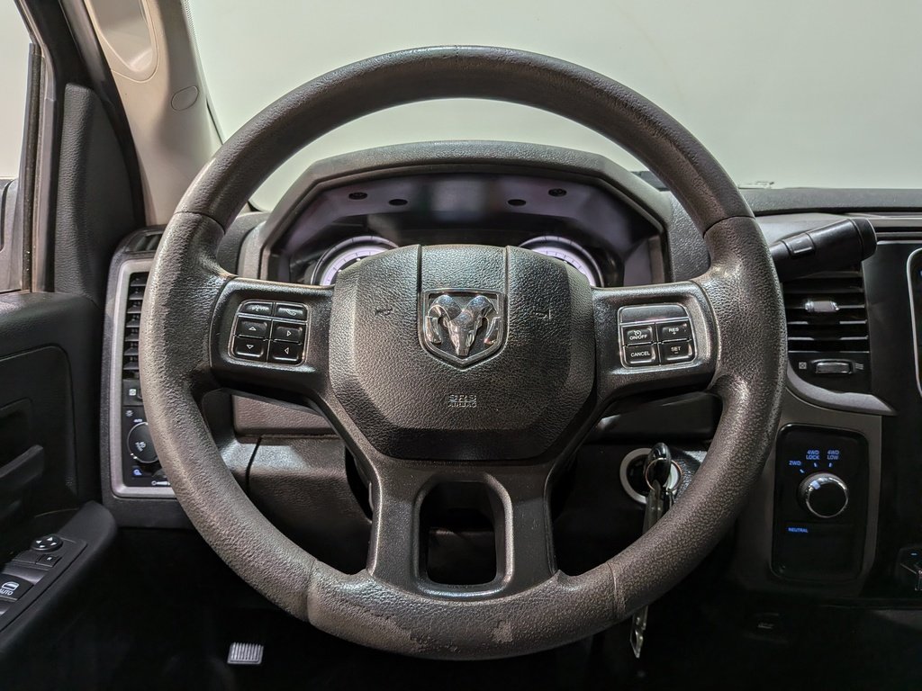 2018 Ram 1500 Express 4x4 Quad Cab 6'4" Box *Ltd Avail* Black Val-David - photo #13