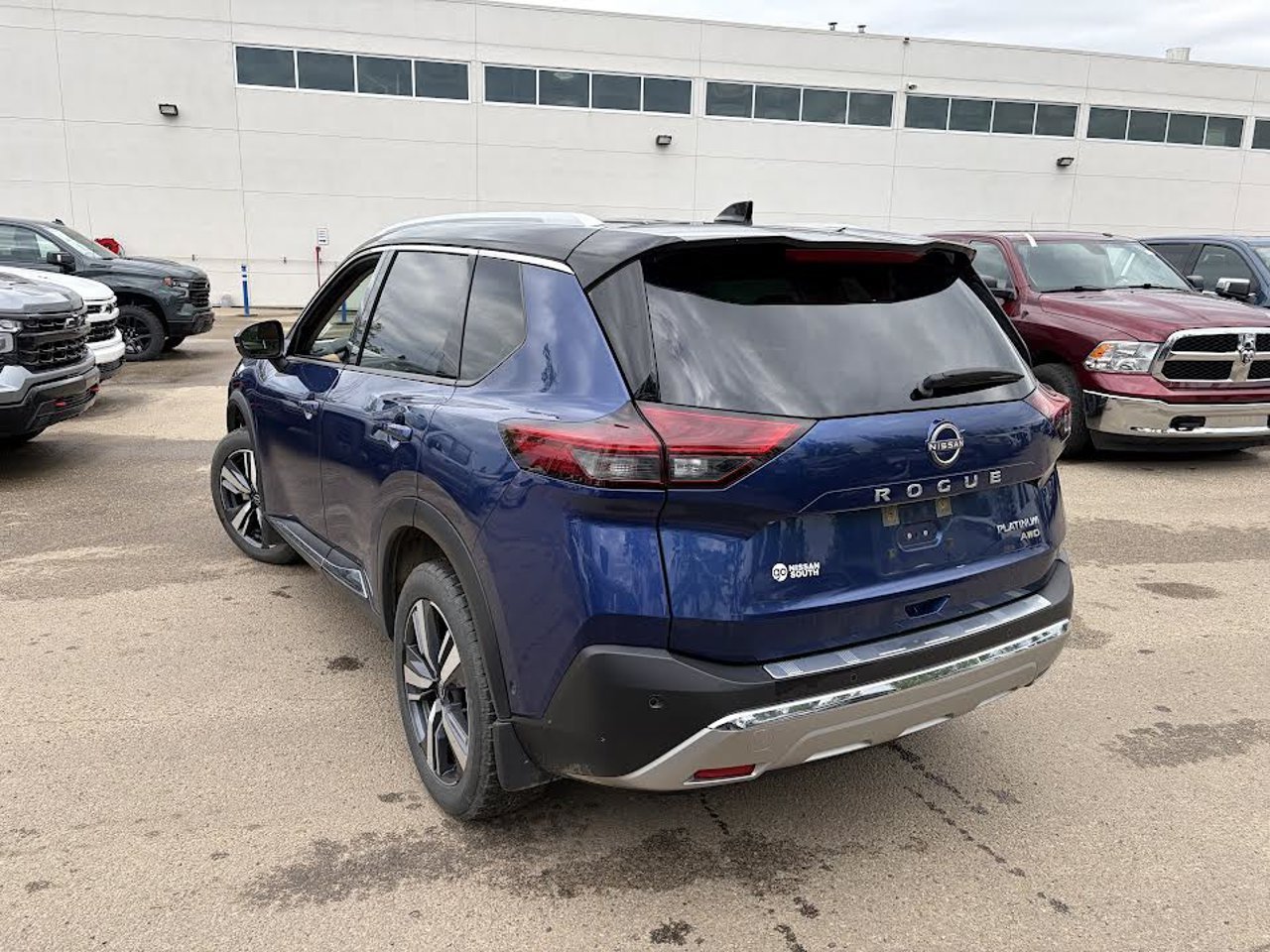 2023 Nissan Rogue AWD Platinum Blue Sherwood Park - photo #3