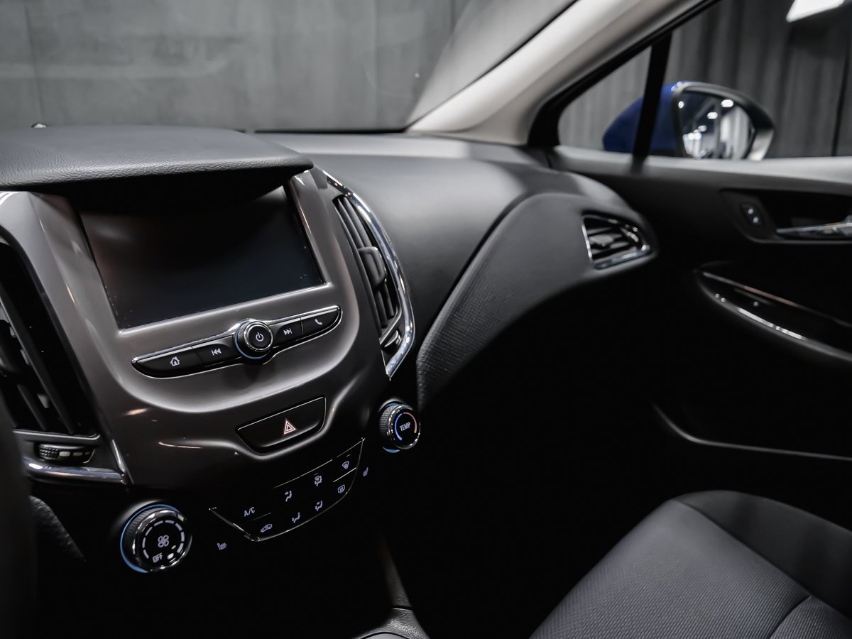 2018 Chevrolet Cruze LT 2 SET DE PNEUS SIÈGES CHAUFFANT APPLE CAR PLAY Black Montreal - photo #7
