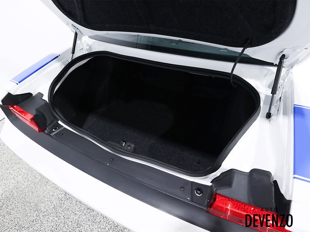 2014 Dodge Challenger White Saint-Eustache - photo #25
