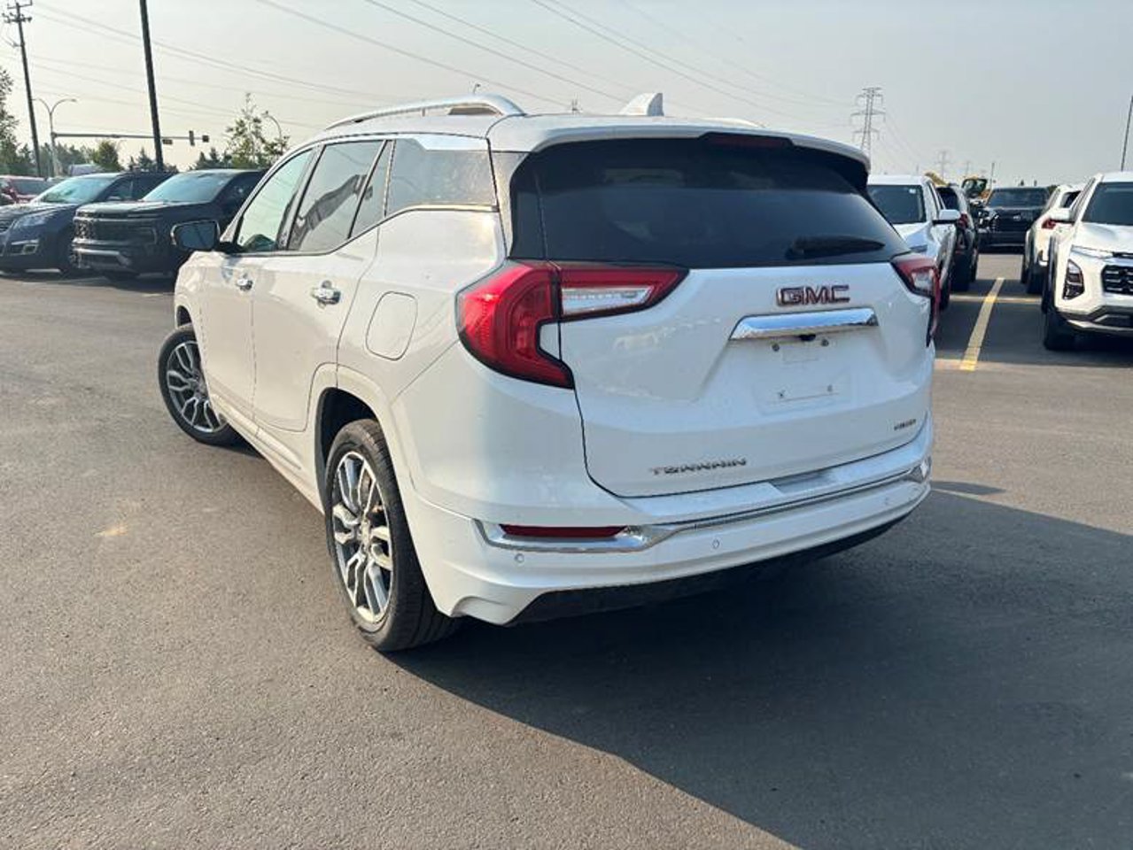 2022 GMC Terrain AWD 4dr Denali White Sherwood Park - photo #3