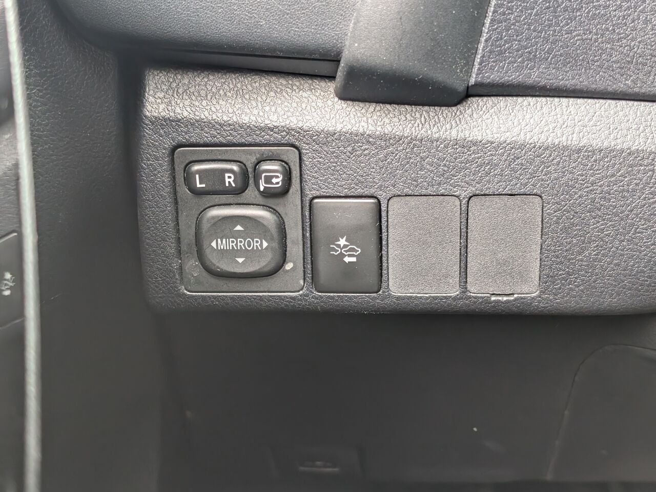 2018 Toyota Corolla iM JTNKARJE2JJ571162 White Sherbrooke - photo #11