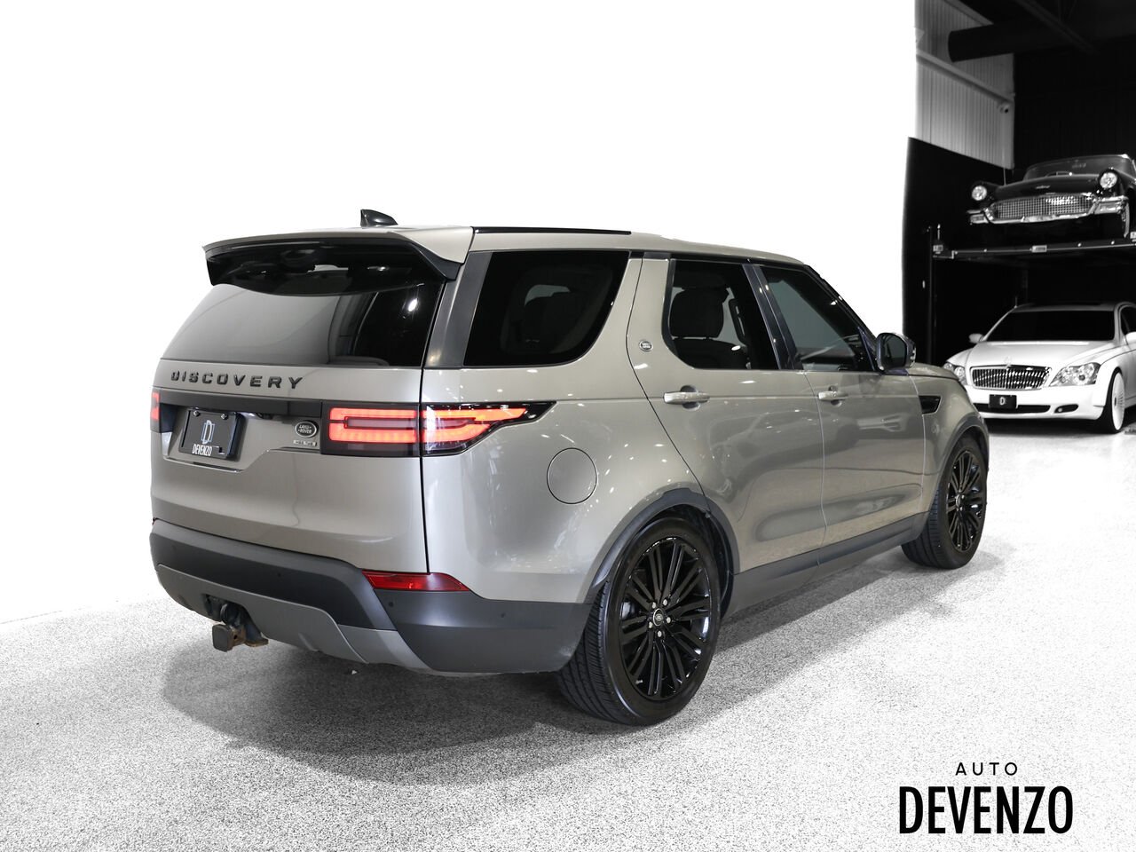 2019 Land Rover Discovery Silver Saint-Eustache - photo #2