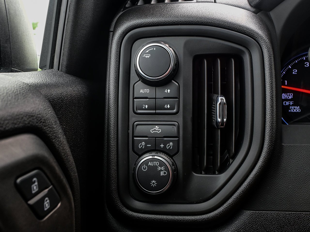2025 Chevrolet Silverado 1500 4WD Crew Cab 147 Custom Trail Boss Black Sherwood Park - photo #19