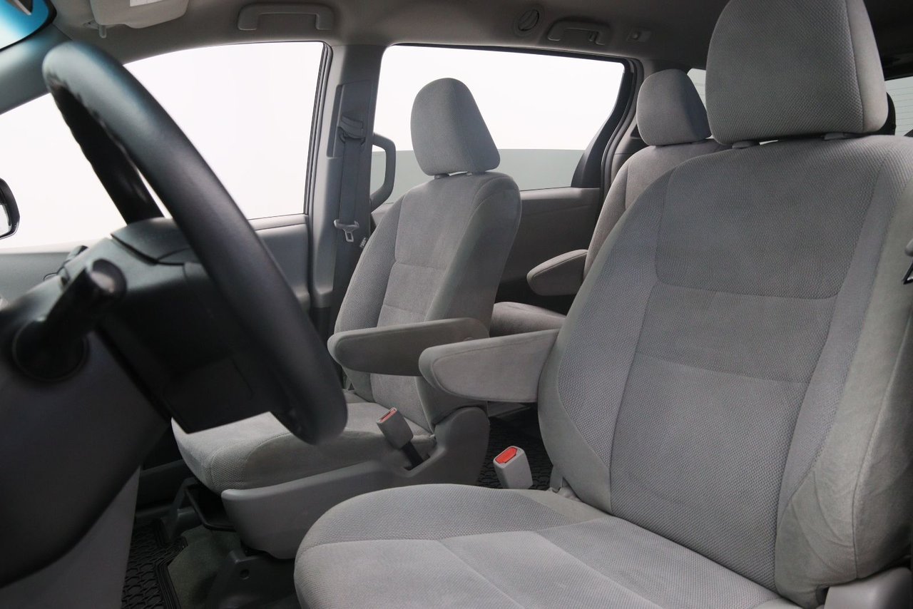 2016 Toyota Sienna VIN 5TDZK3DC0GS693246 White Chicoutimi - photo #5