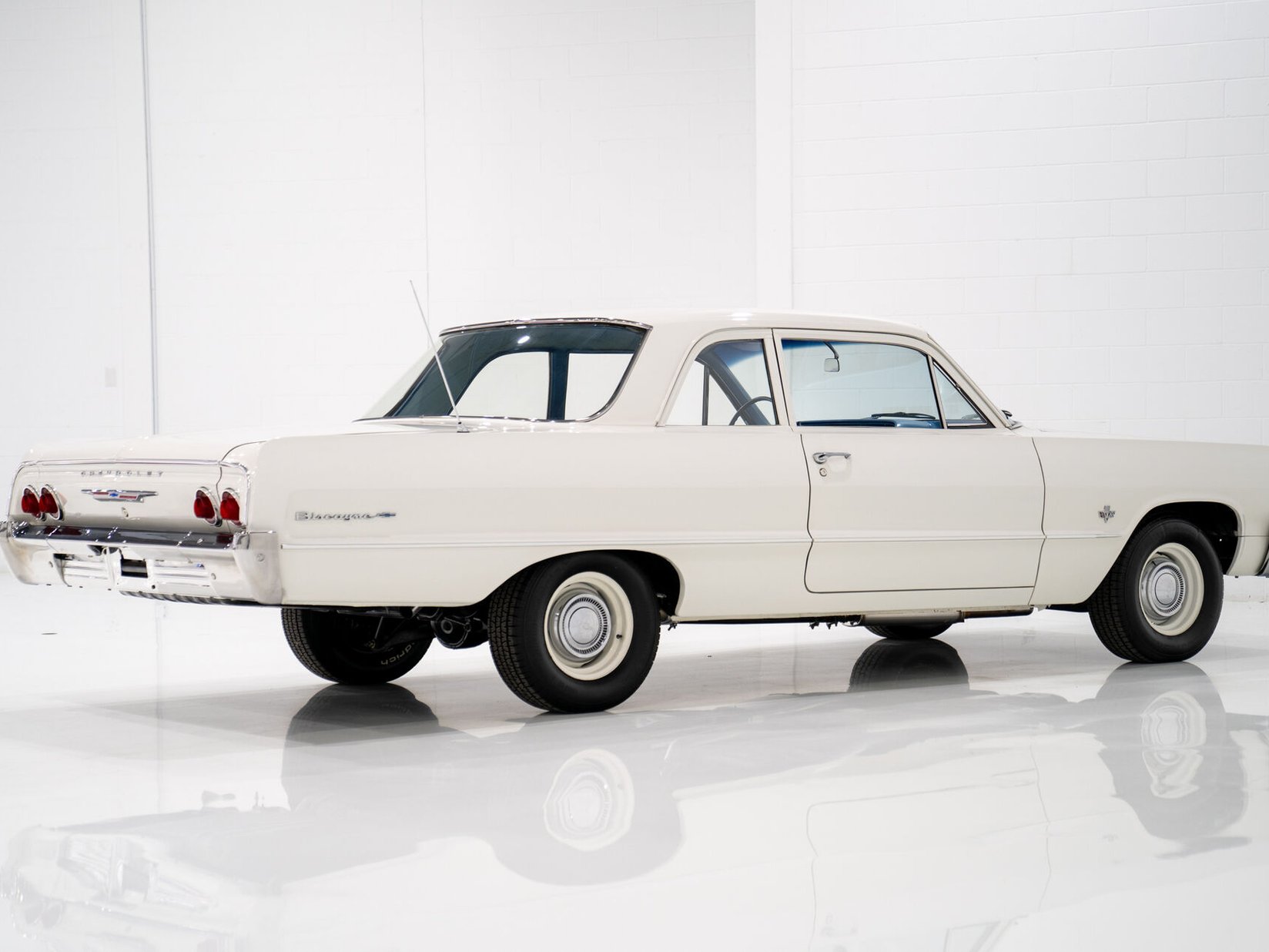 Chevrolet Biscayne Matching 409 / 425HP Transmission 4 Vitesse Complètement Entièrement restauré **PRIX EN USD** 1964 Blanc Montréal - photo #8