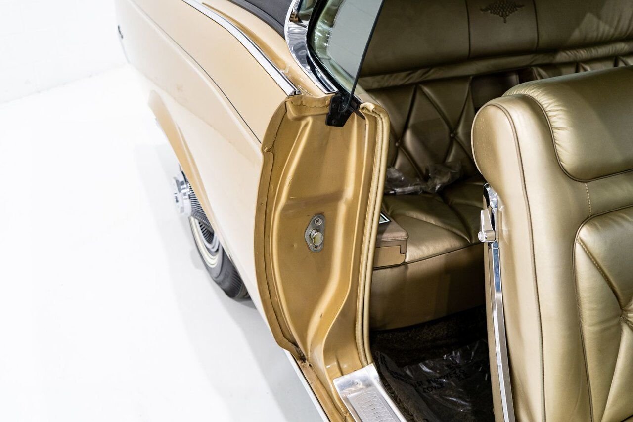 1969 Lincoln Continental Only 687 miles from new. Unrestored example **PRICE IN USD** Gold Montreal - photo #70