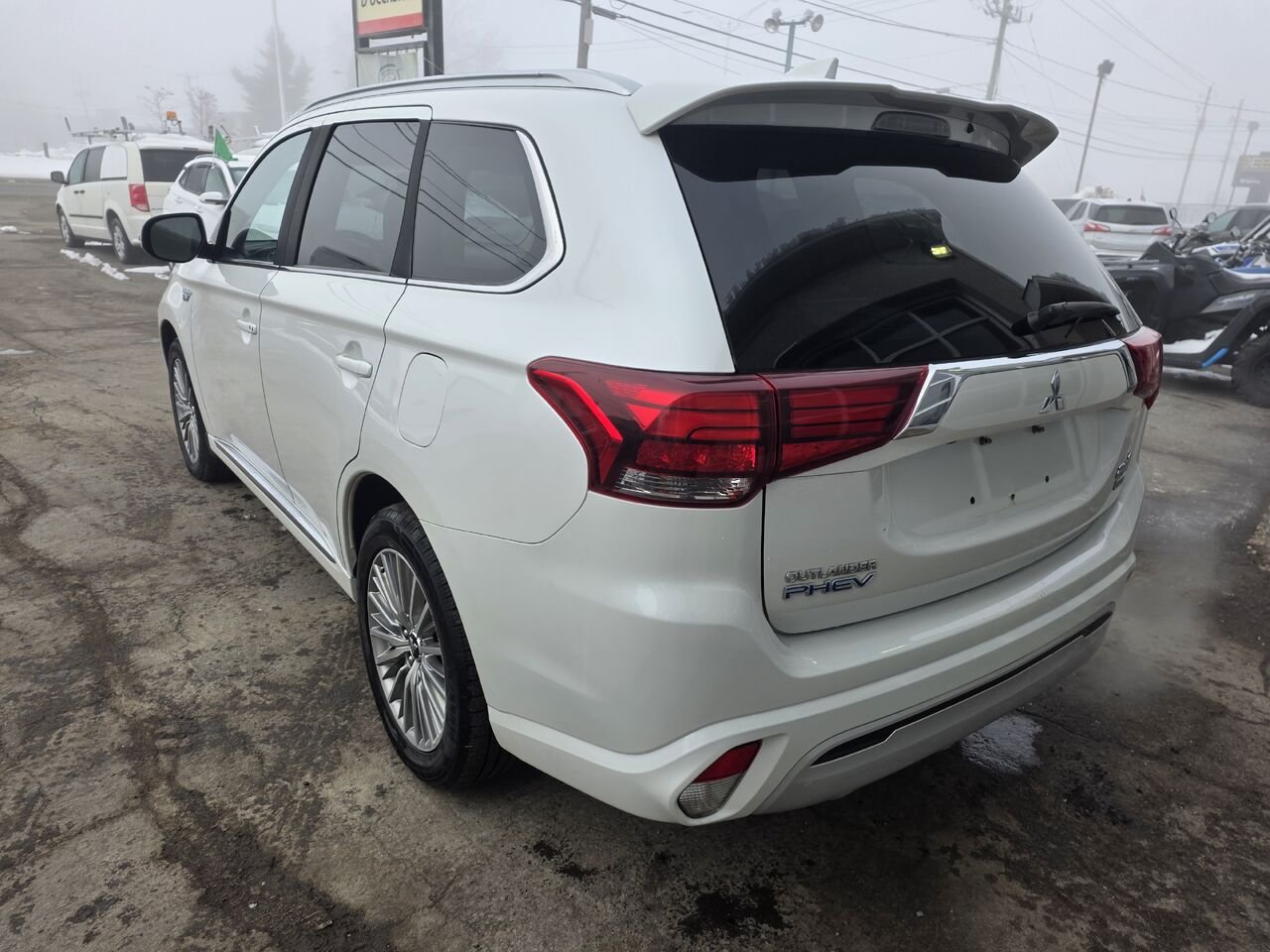 2020 Mitsubishi Outlander Plug-In Hybrid White  - photo #3