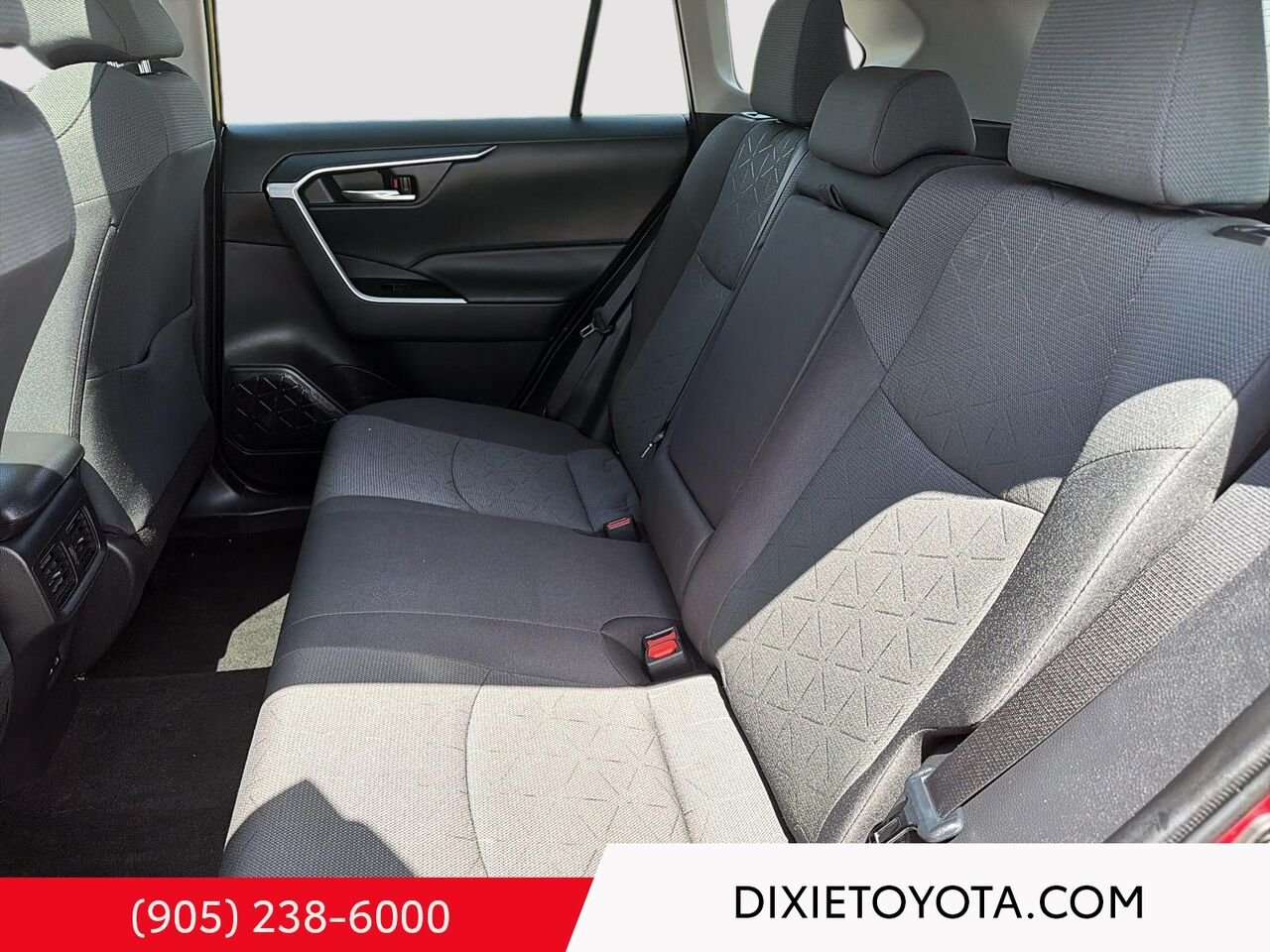 2024 Toyota RAV4 XLE AWD / CLEAN CARFAX / HEATED SEATS / MOONROOF / ALLOY WHEELS / CARPLAY AND ANDROID AUTO Red Mississauga - photo #19