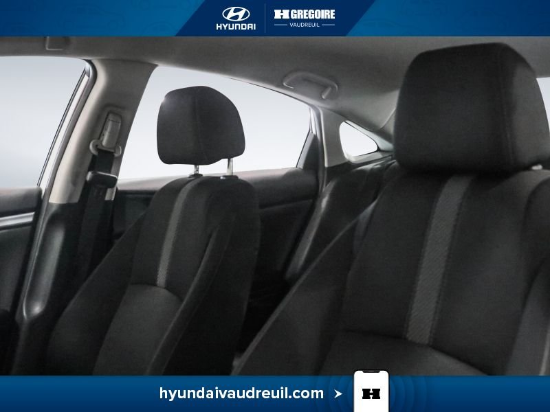 2018 Honda Civic White Blainville - photo #13