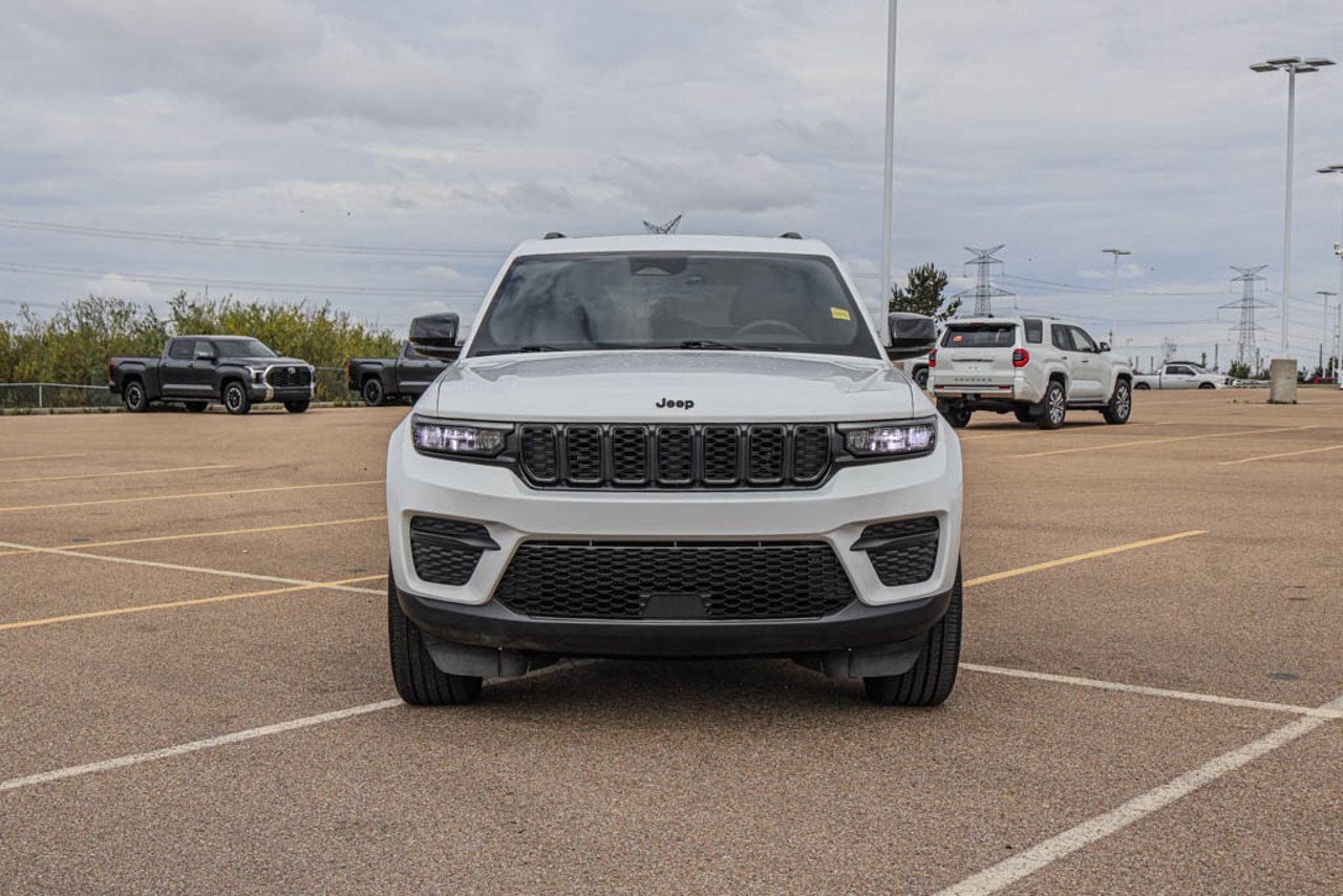 2025 Jeep Grand Cherokee Altitude 4x4 White Sherwood Park - photo #3