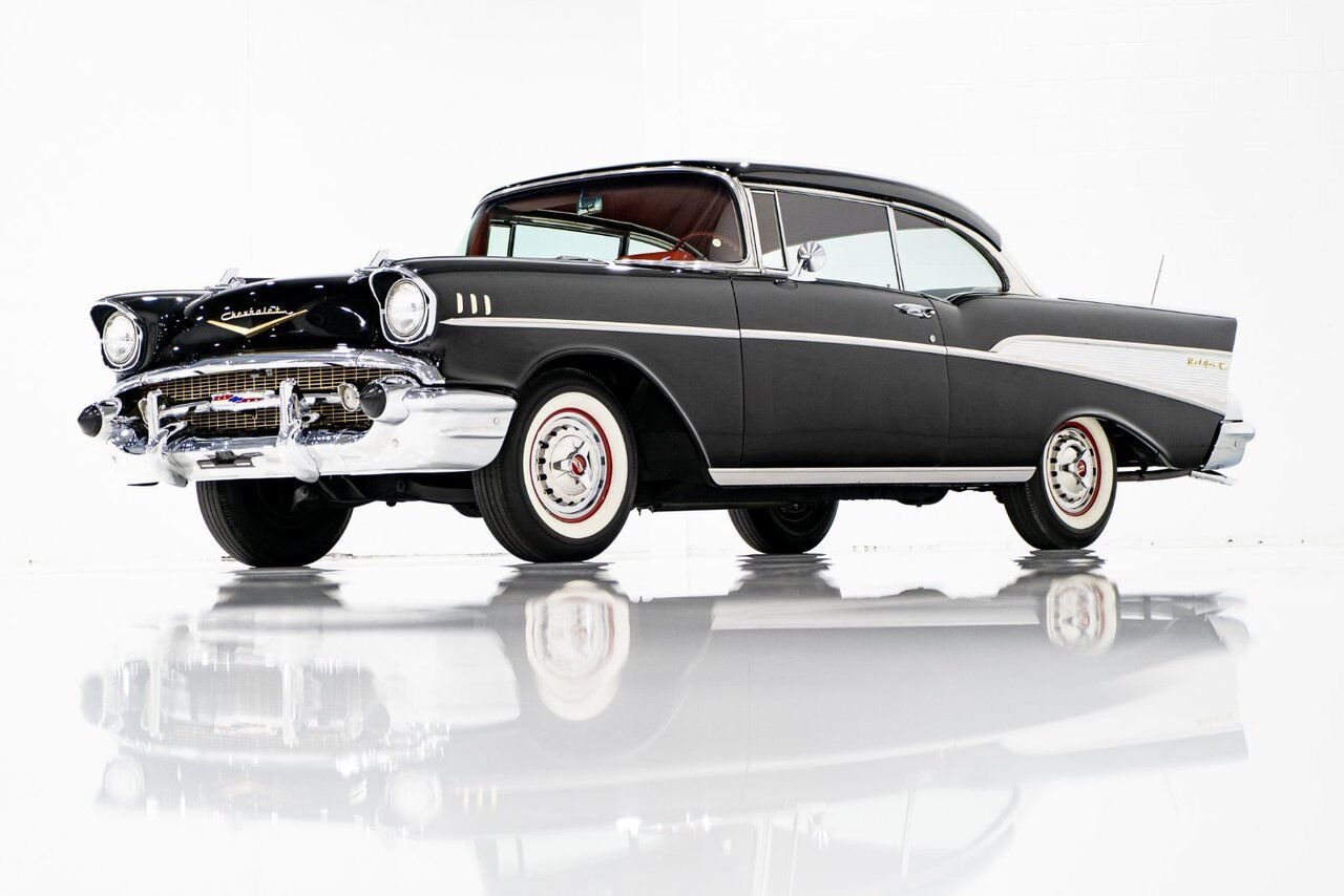 Chevrolet Bel Air Beautifully presented. Restored in desirable color combo | PRIX EN USD 1957 Noir Montréal - photo #40