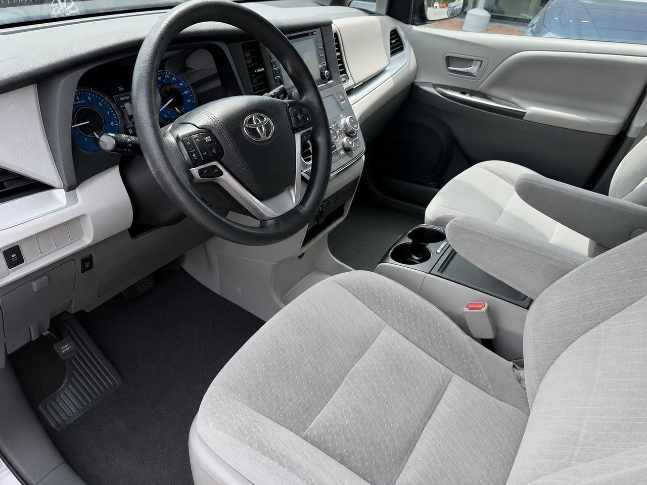 2019 Toyota Sienna LE Grey Châteauguay - photo #1