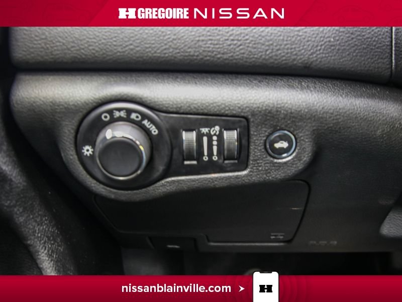 2015 Chrysler 200 White Laval - photo #19