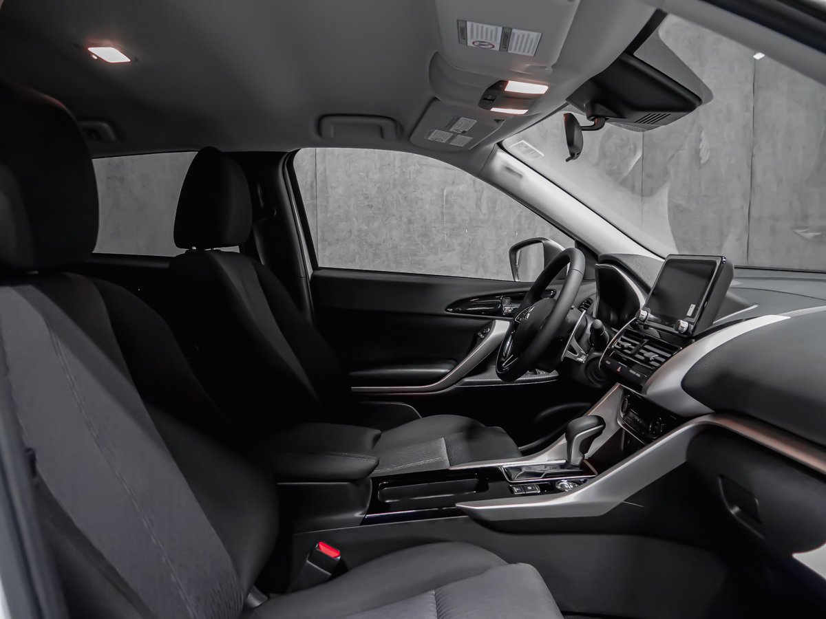2026 Mitsubishi Eclipse Cross SE White Diamond Montreal - photo #16