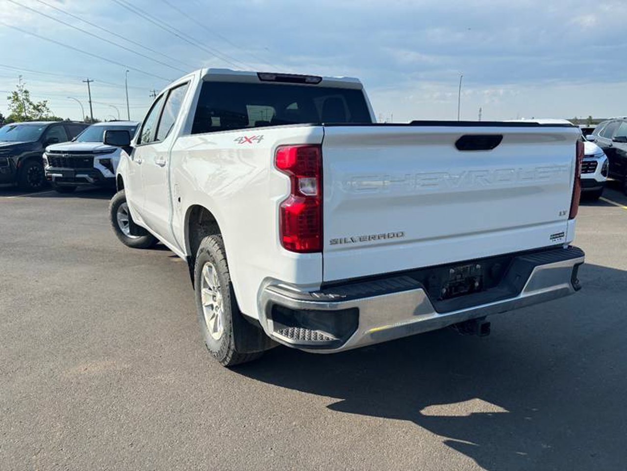 2025 Chevrolet Silverado 1500 4WD Crew Cab 147 LT White Sherwood Park - photo #3