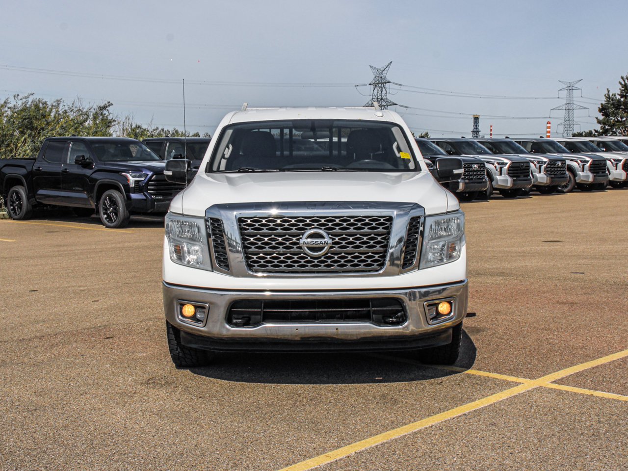 2017 Nissan Titan 4WD Crew Cab SV White Sherwood Park - photo #2