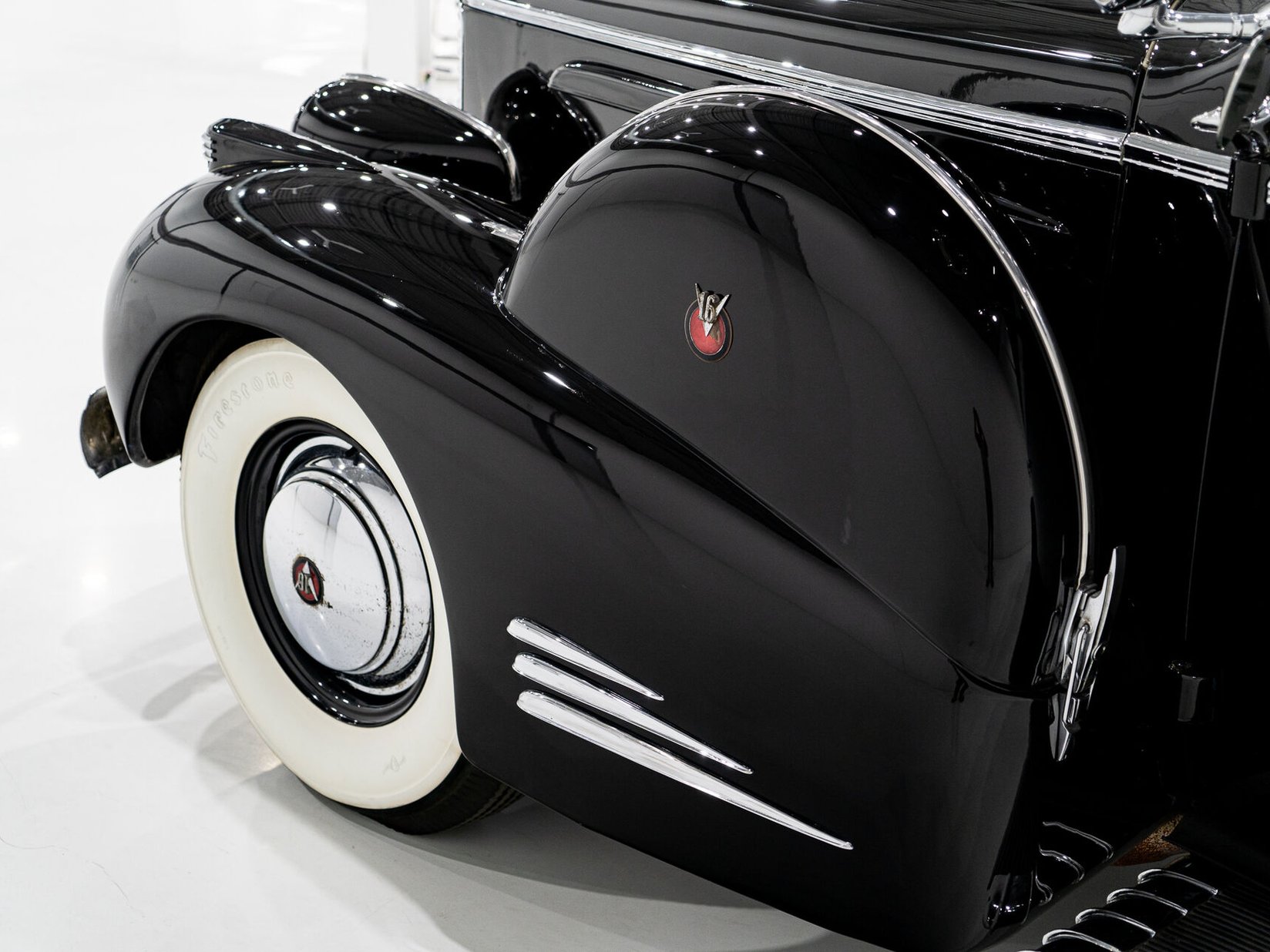 Cadillac Series 90 **PRICE IN USD**1 of 13 V16 1938 Noir Montréal - photo #3