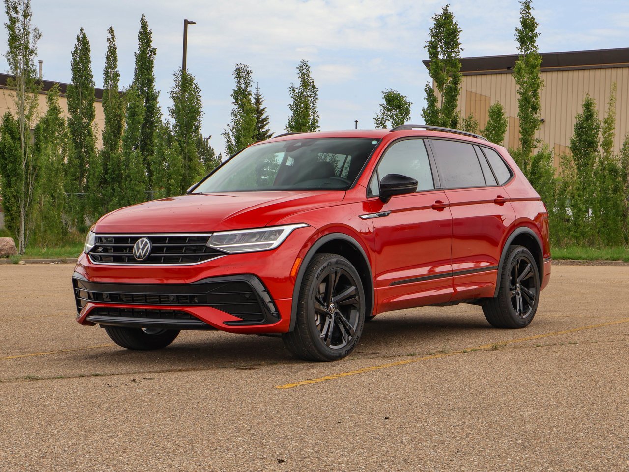 2024 Volkswagen Tiguan Comfortline R-Line Black Edition 4MOTION Red Sherwood Park - photo #3