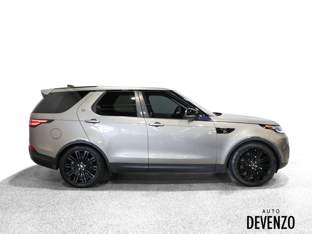 2019 Land Rover Discovery Silver Saint-Eustache - photo #1