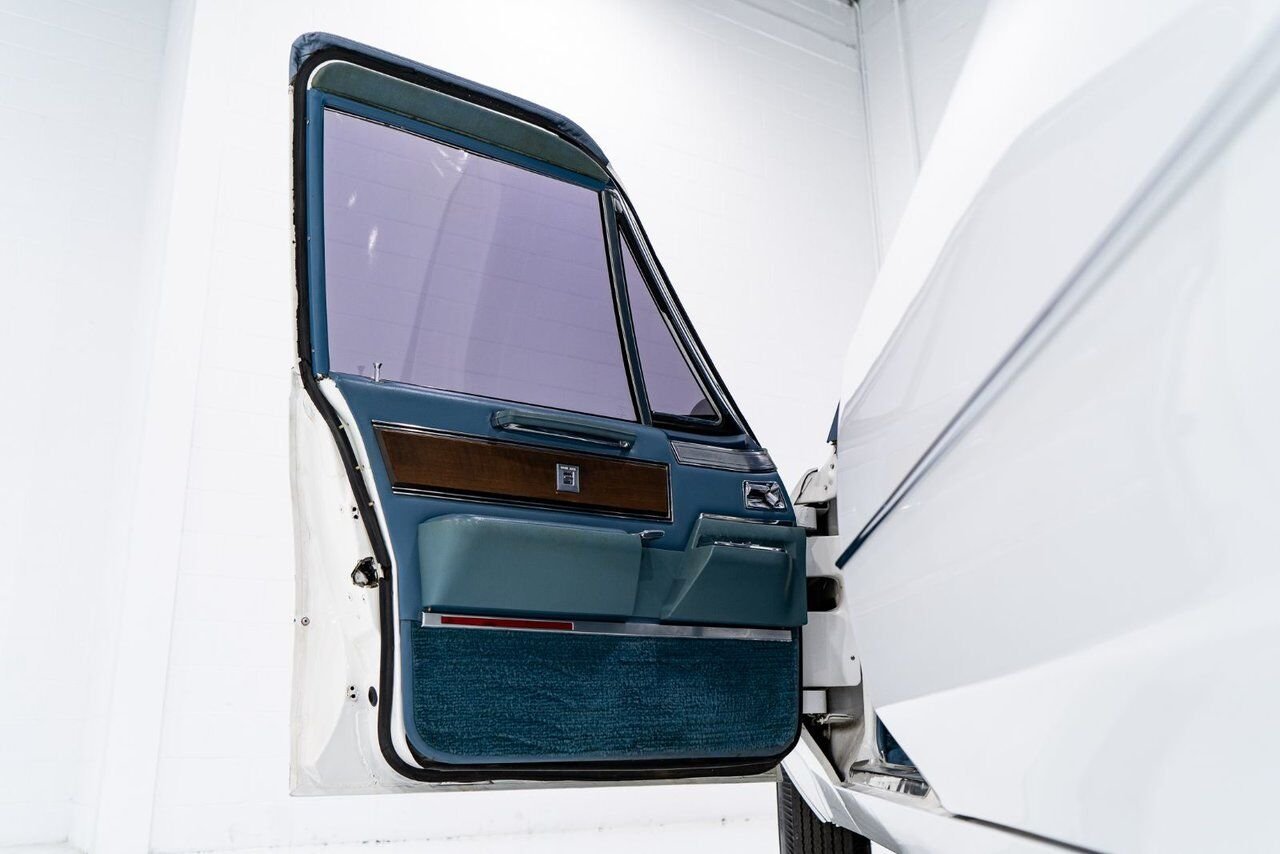 Cadillac Fleetwood **PRICE IN USD** Factory Limo dual AC with only 18,892 miles 1966 Blanc Montréal - photo #78