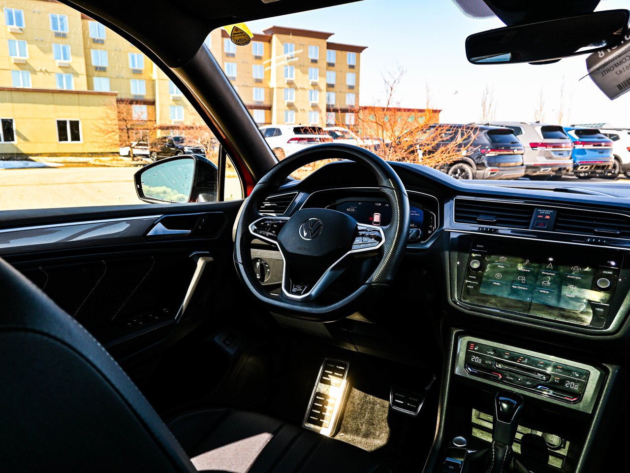2024 Volkswagen Tiguan Comfortline R-Line Black Edition 4MOTION Red Sherwood Park - photo #32