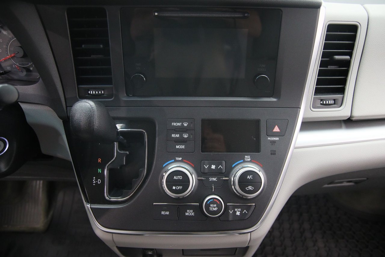2016 Toyota Sienna VIN 5TDZK3DC0GS693246 White Chicoutimi - photo #12